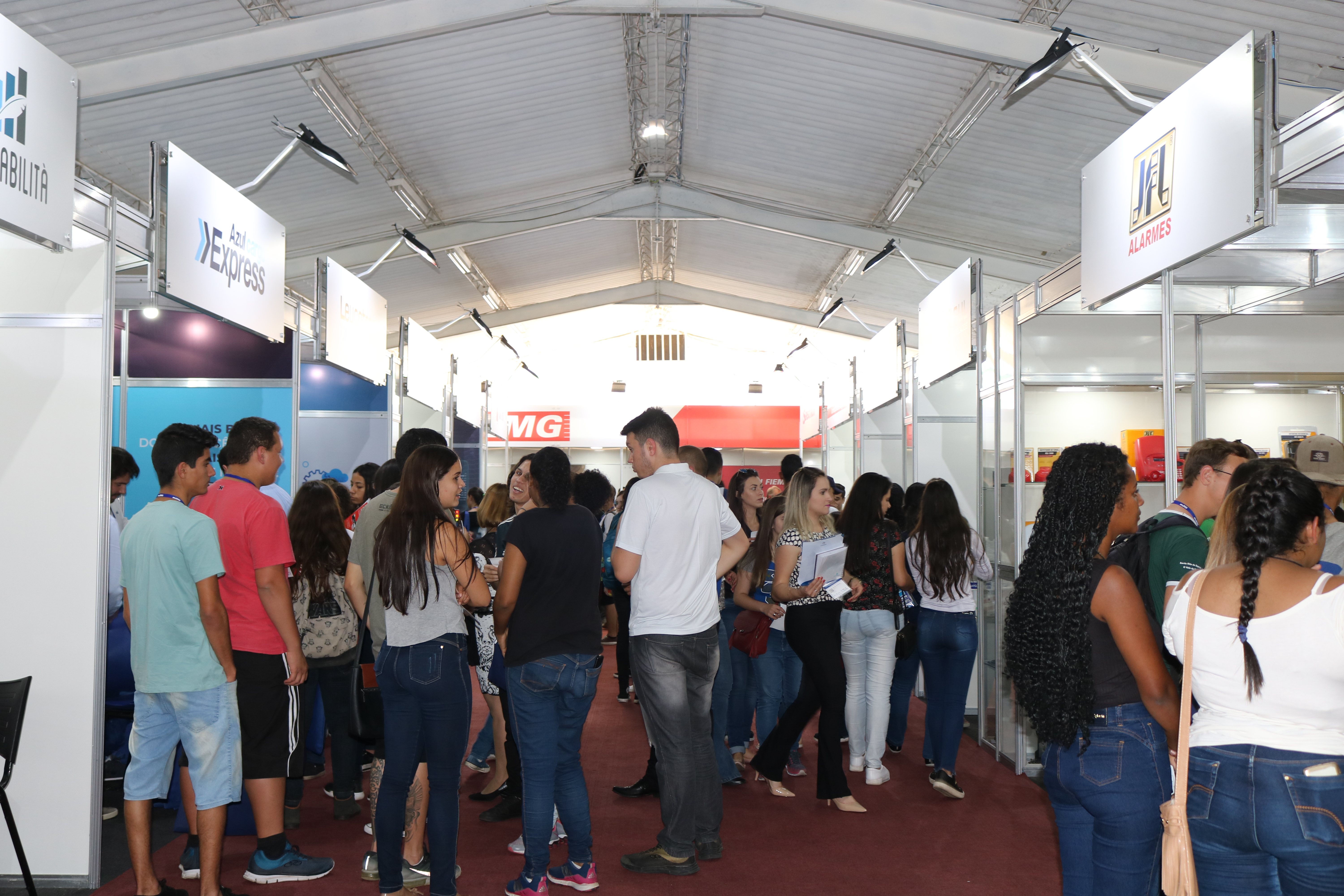 Corredores movimentados na Fivel 2019, com público jovem.